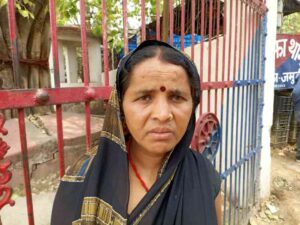 1 महीने से लापता19बर्षीय युवक चंदन कुमार की मां जयमाला देवी काट रही है थाना के चक्कर।